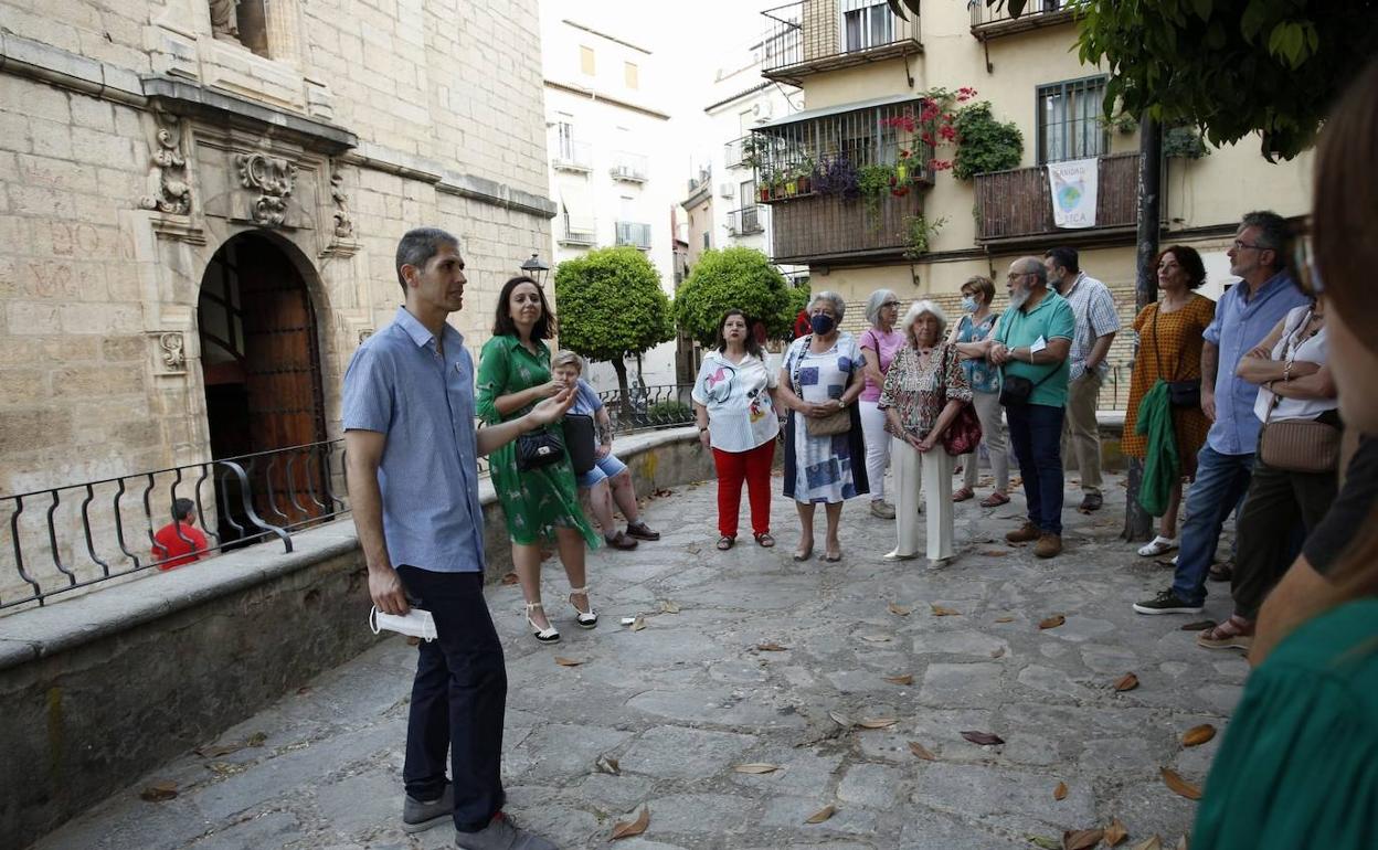 El profesor Manuel Jódar guía la visita a la iglesia de San Bartolomé.