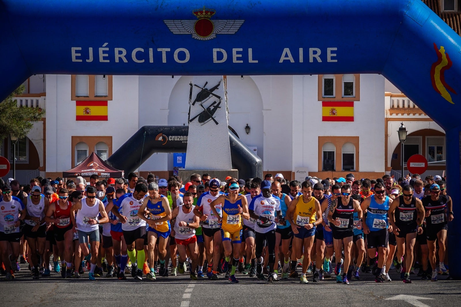 Así se ha desarrollado la segunda carrera de 'Los Volantones', celebrada con motivo de los actos del centenario de la base