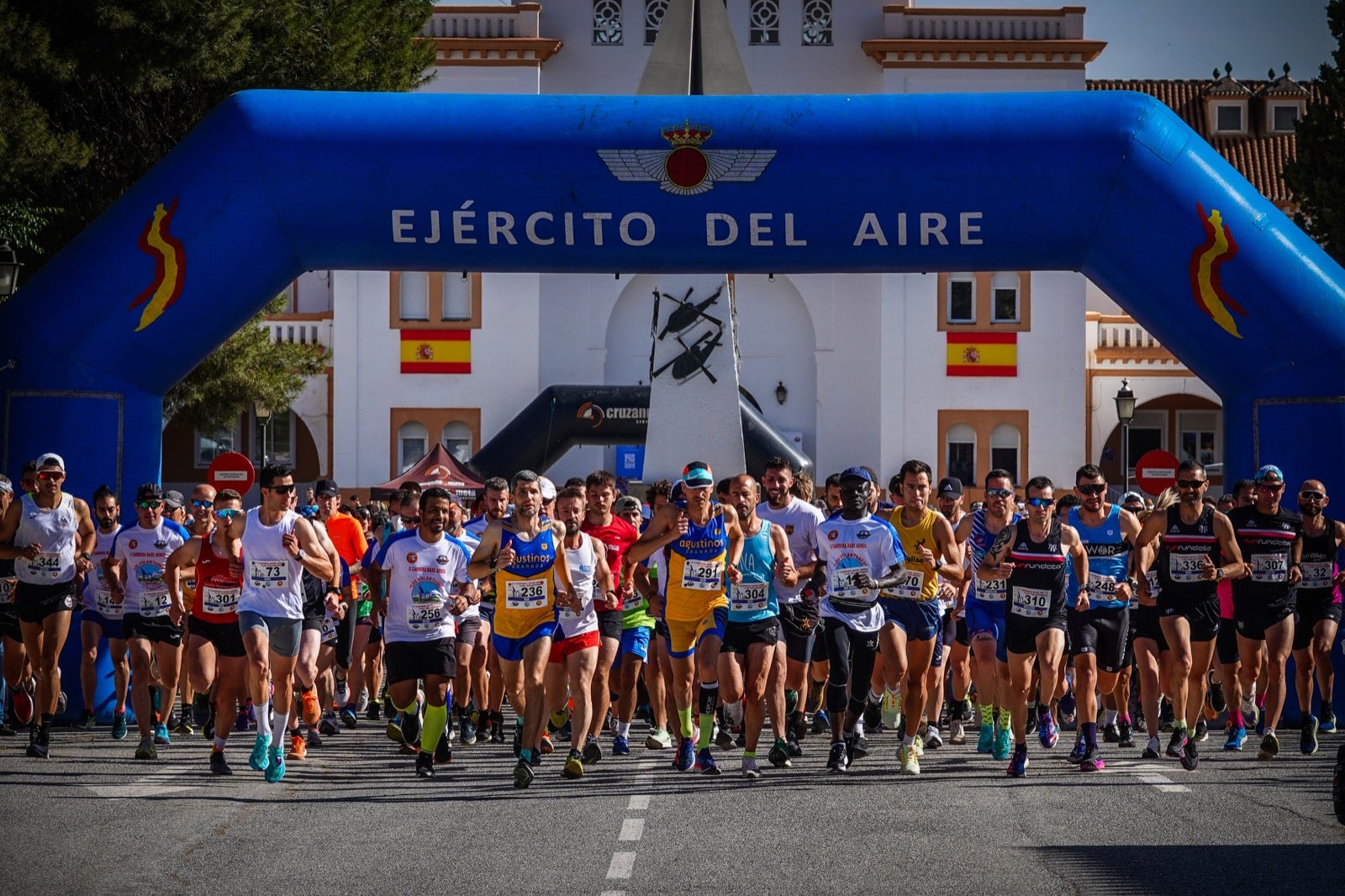 Así se ha desarrollado la segunda carrera de 'Los Volantones', celebrada con motivo de los actos del centenario de la base