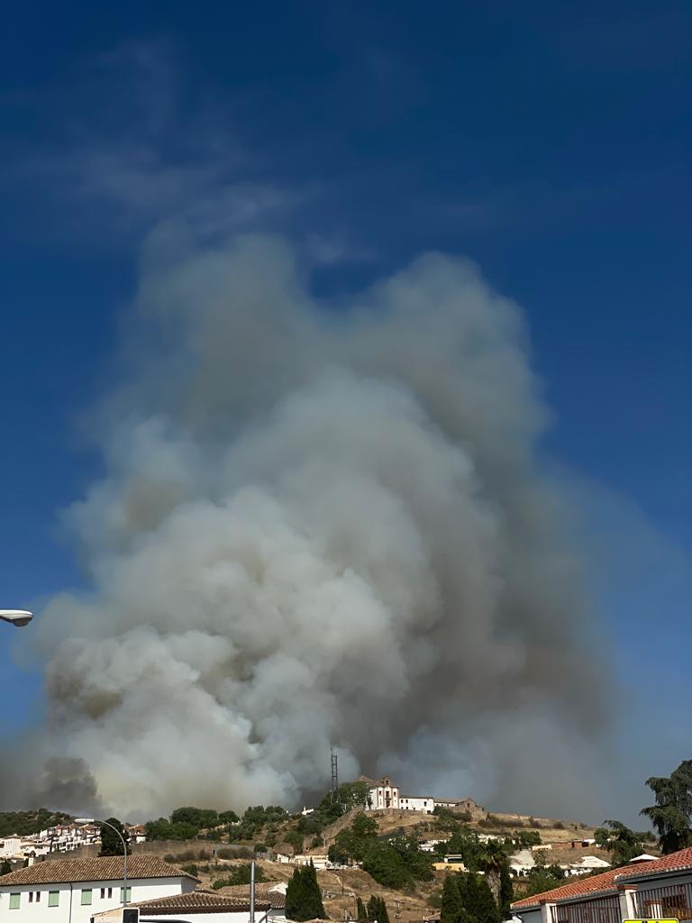 El fuego se ha originado en una zona cercana a viviendas y la Abadía del Sacromonte