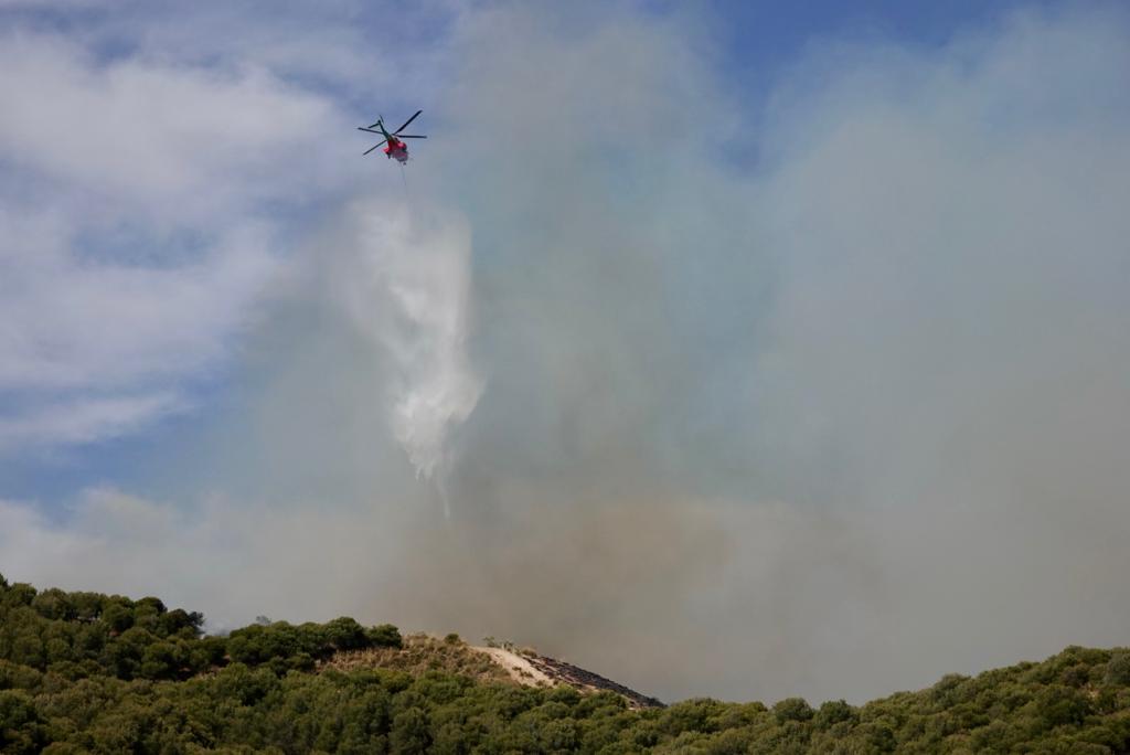 El fuego se ha originado en una zona cercana a viviendas y la Abadía del Sacromonte