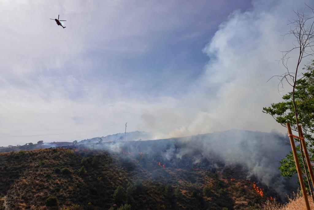 El fuego se ha originado en una zona cercana a viviendas y la Abadía del Sacromonte