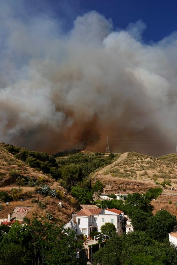 El fuego se ha originado en una zona cercana a viviendas y la Abadía del Sacromonte