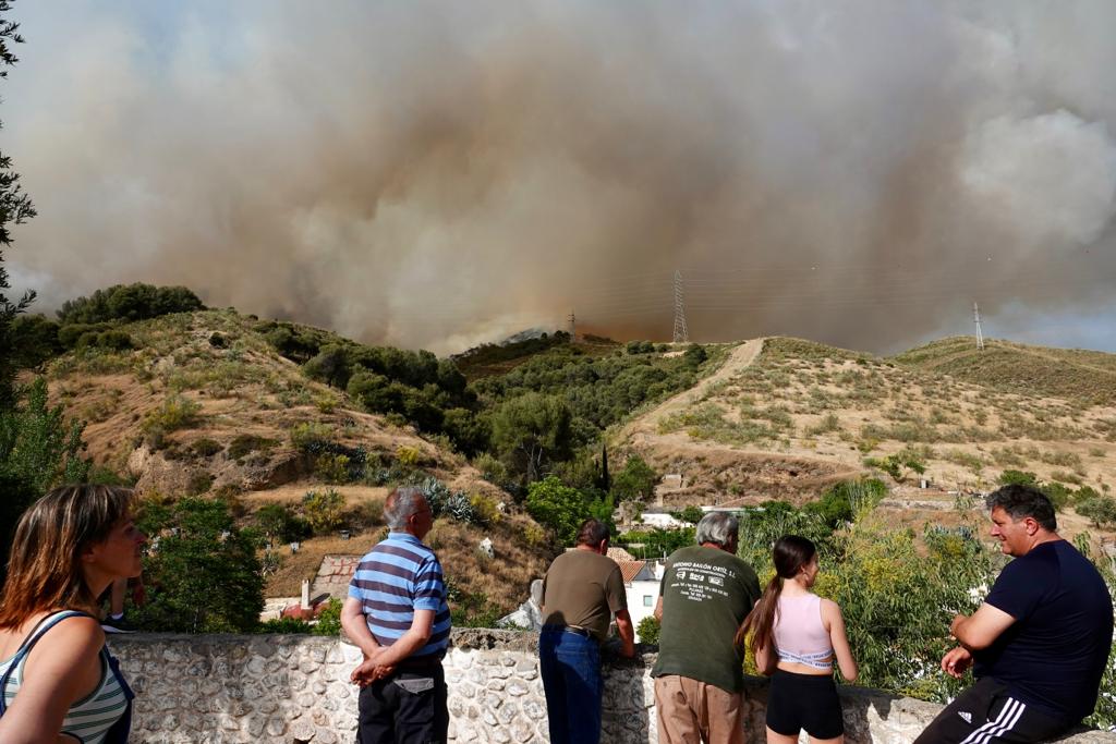 El fuego se ha originado en una zona cercana a viviendas y la Abadía del Sacromonte