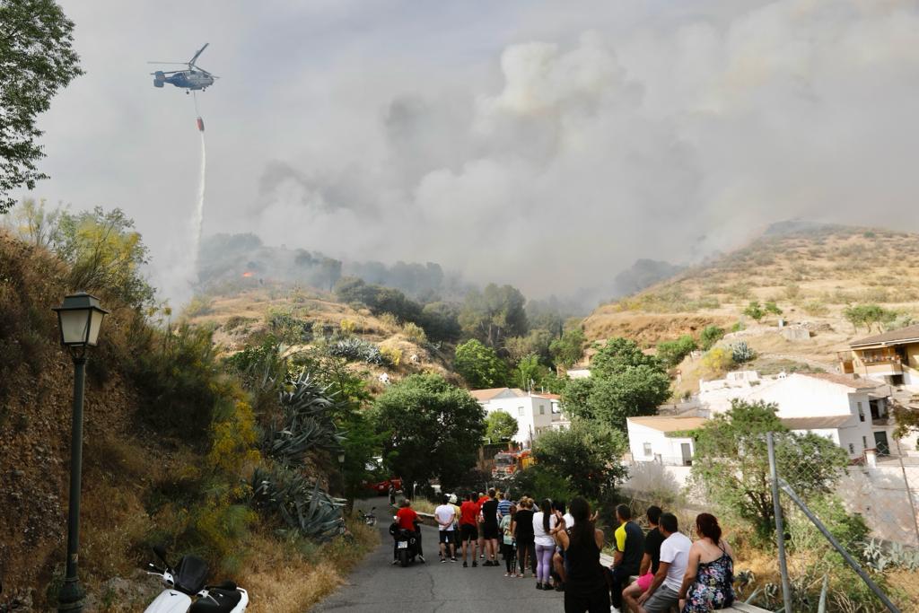 El fuego se ha originado en una zona cercana a viviendas y la Abadía del Sacromonte