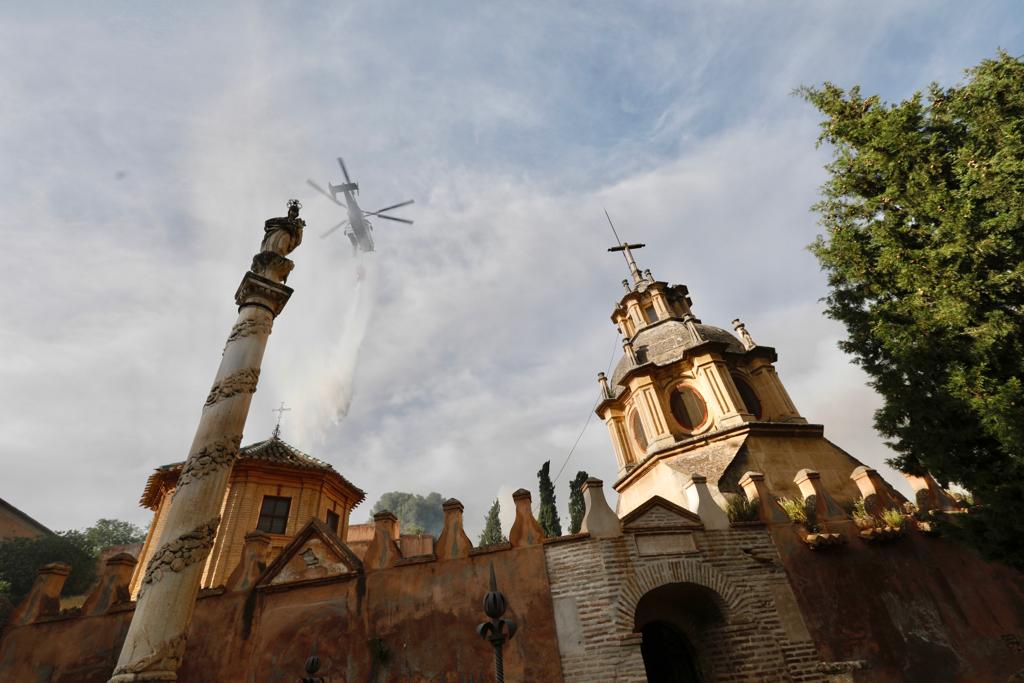 El fuego se ha originado en una zona cercana a viviendas y la Abadía del Sacromonte