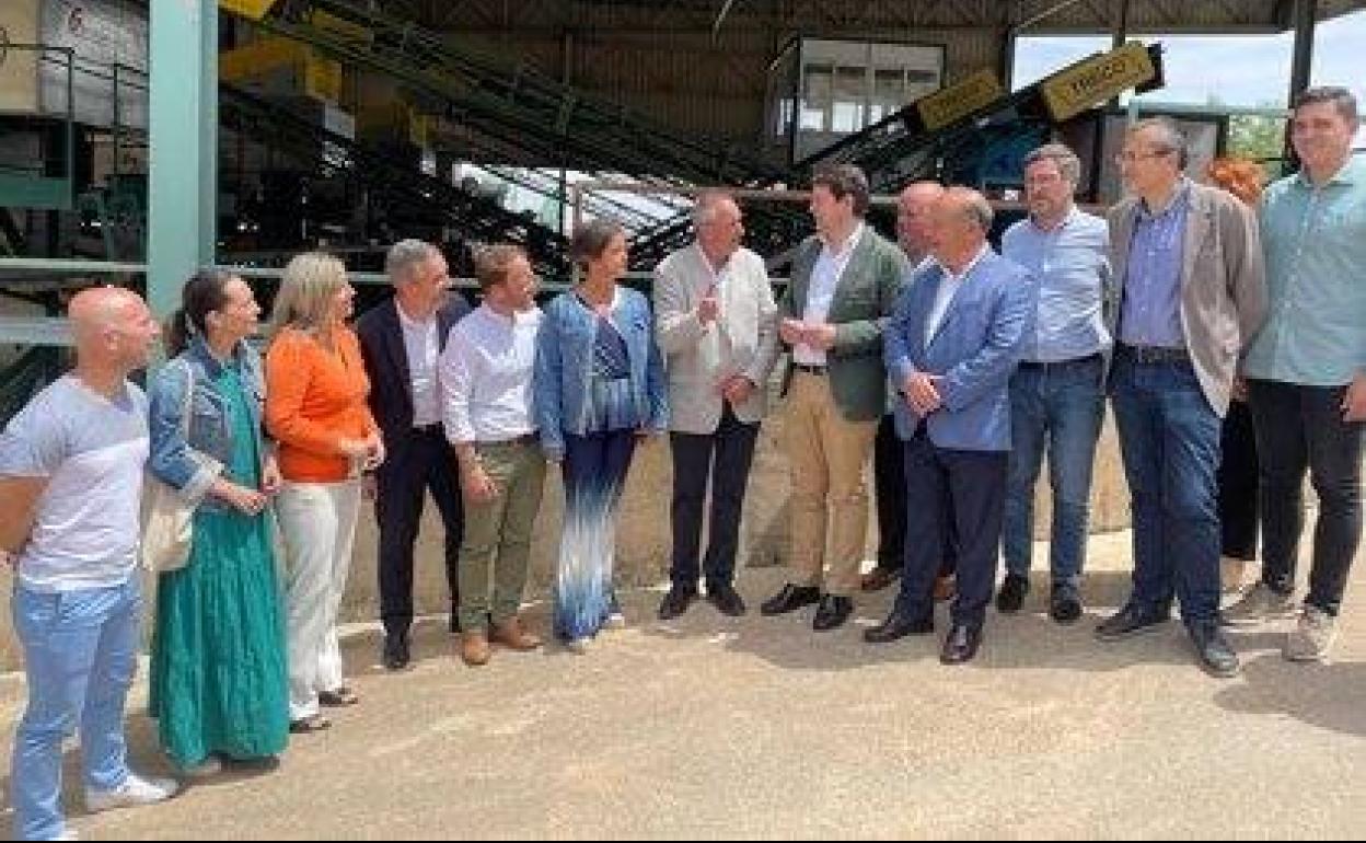 Alfonso Fernández Mañueco, junto a miembros del PP de Jaén en su visita a La Guardia. 