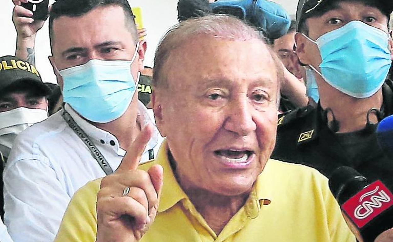 Rodolfo Hernández, tras votar en un colegio electoral de Bucaramanga..