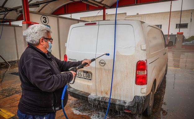 Los sitios en los que la DGT te puede multar por lavar el coche