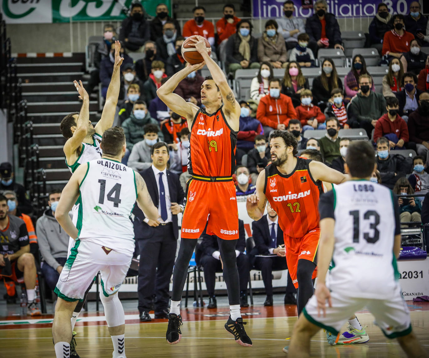 Tomàs amenaza con su tiro.