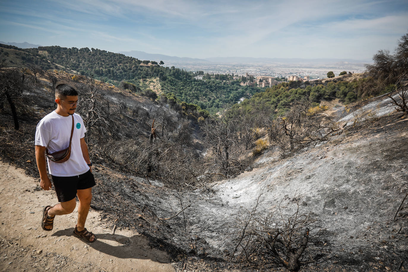 Visitamos el entorno afectado por el fuego declarado el pasado domingo por la tarde