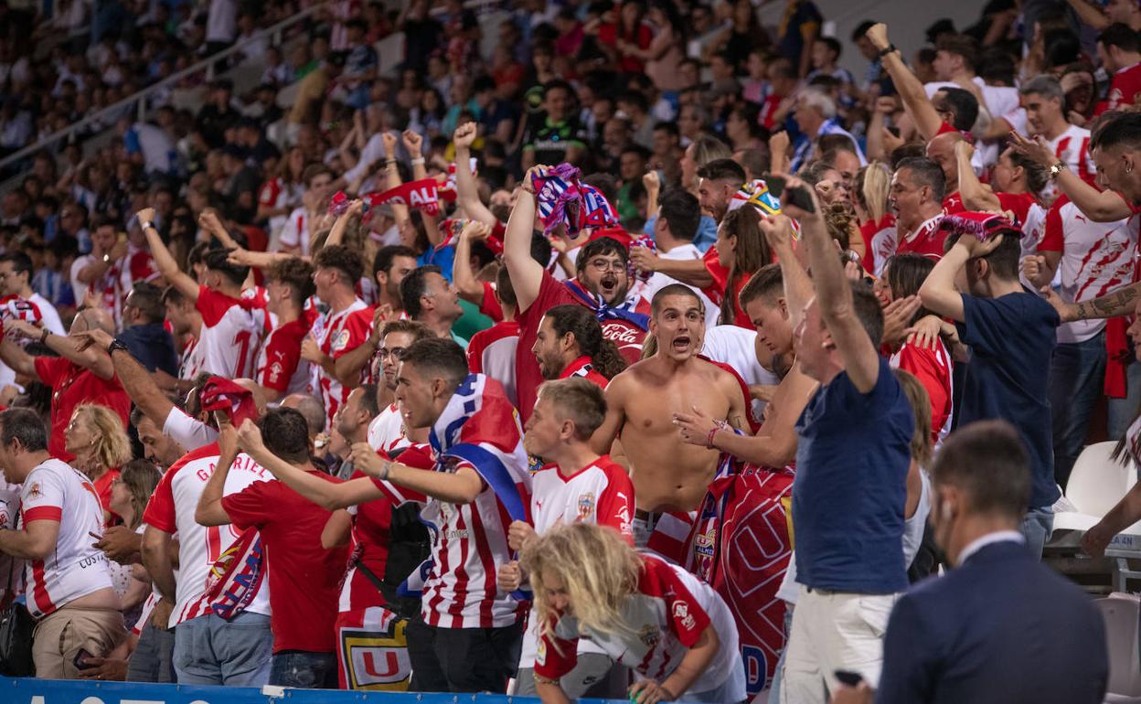 La alegría de la afición cuando se supo que el Alcorcón había ganado da a Almería un lugar donde merece. 