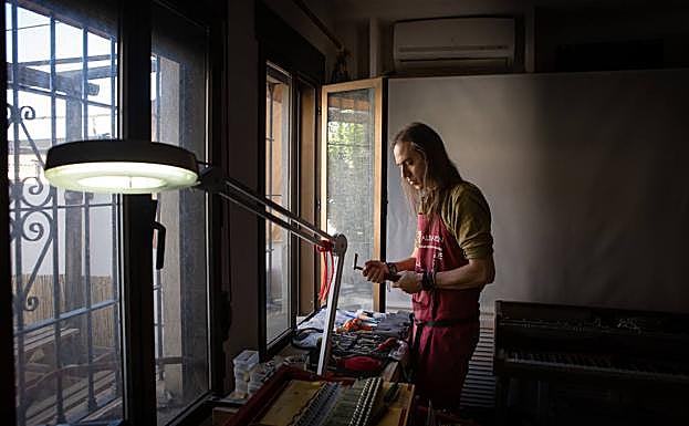 Preparando el material antes de empezar a trabajar. 