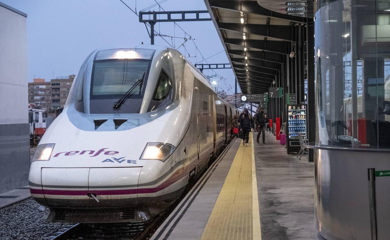 Imagen de archivo de un AVE en la estación de Andaluces. 