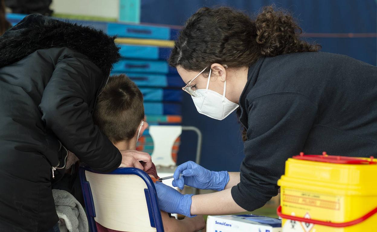 Un niño recibe una vacuna contra la covid