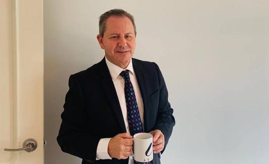 El jurista Vicente Tovar Sabio, en su despacho de la capital granadina.