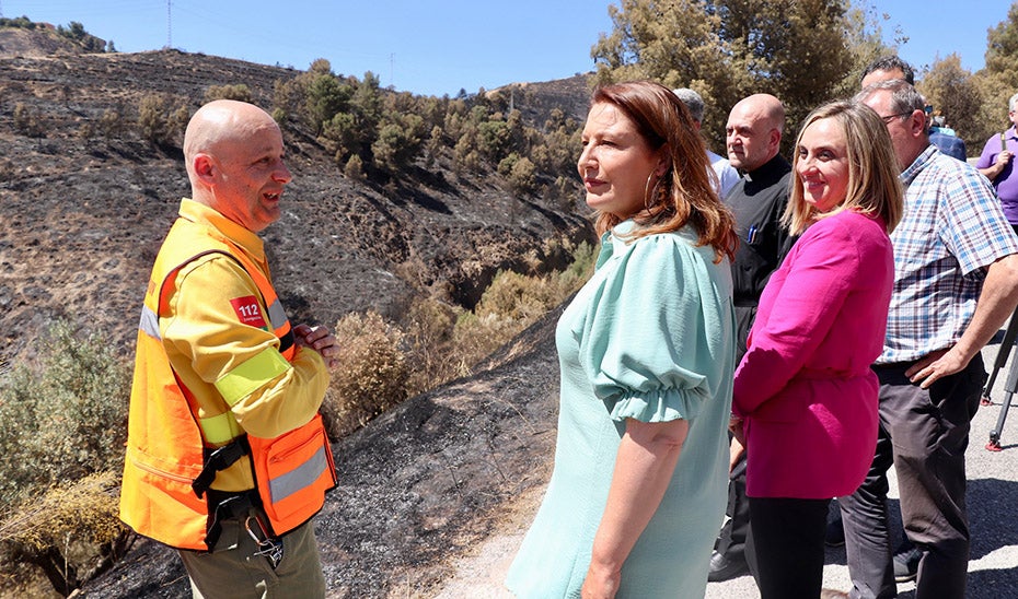 Las consejeras Carmen Crespo y Marifrán Carazo, en la zona afectada por el incendio del Cerro de San Miguel.