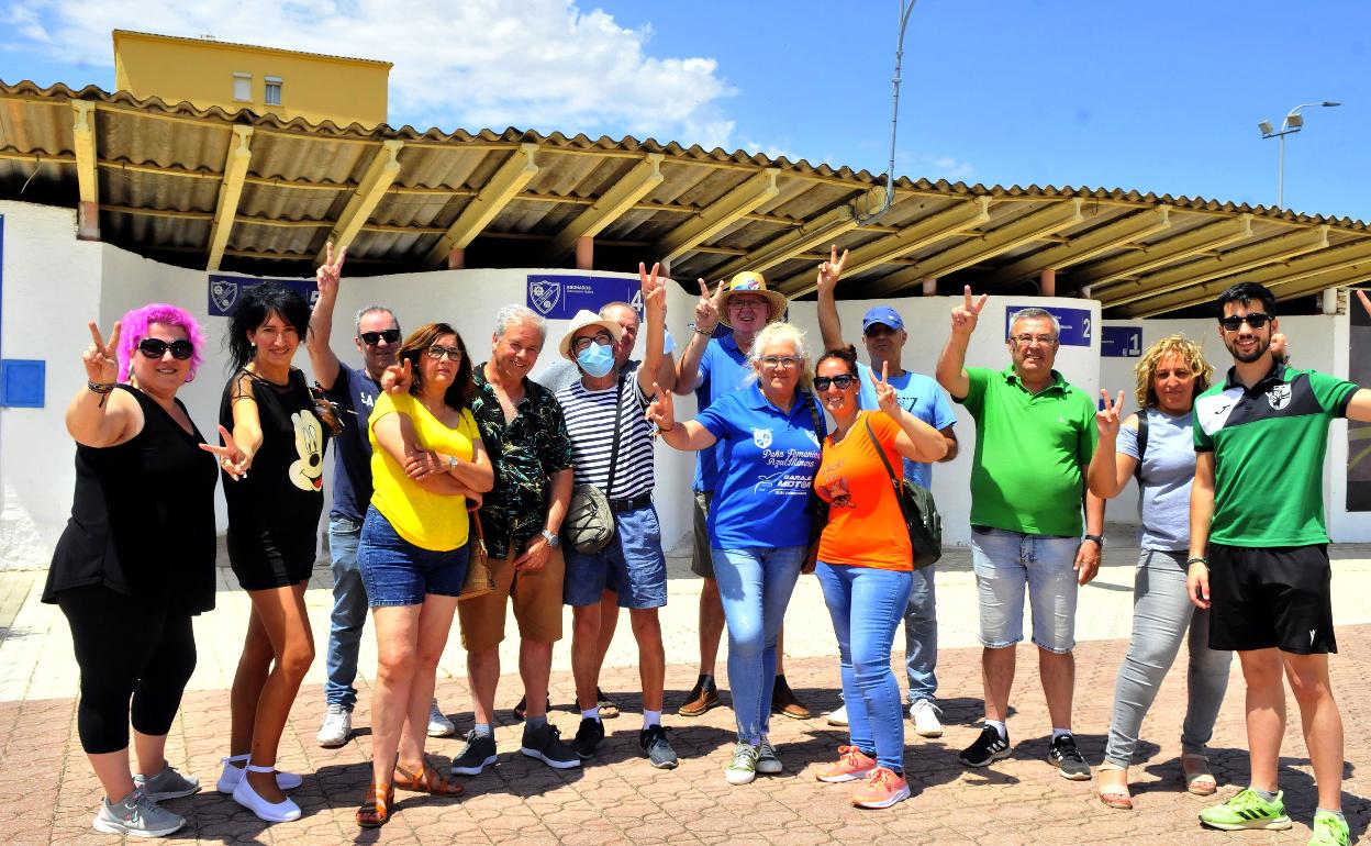 Aficionados azulillos a las puertas de Linarejos, en busca de sus entradas para el playoff. 