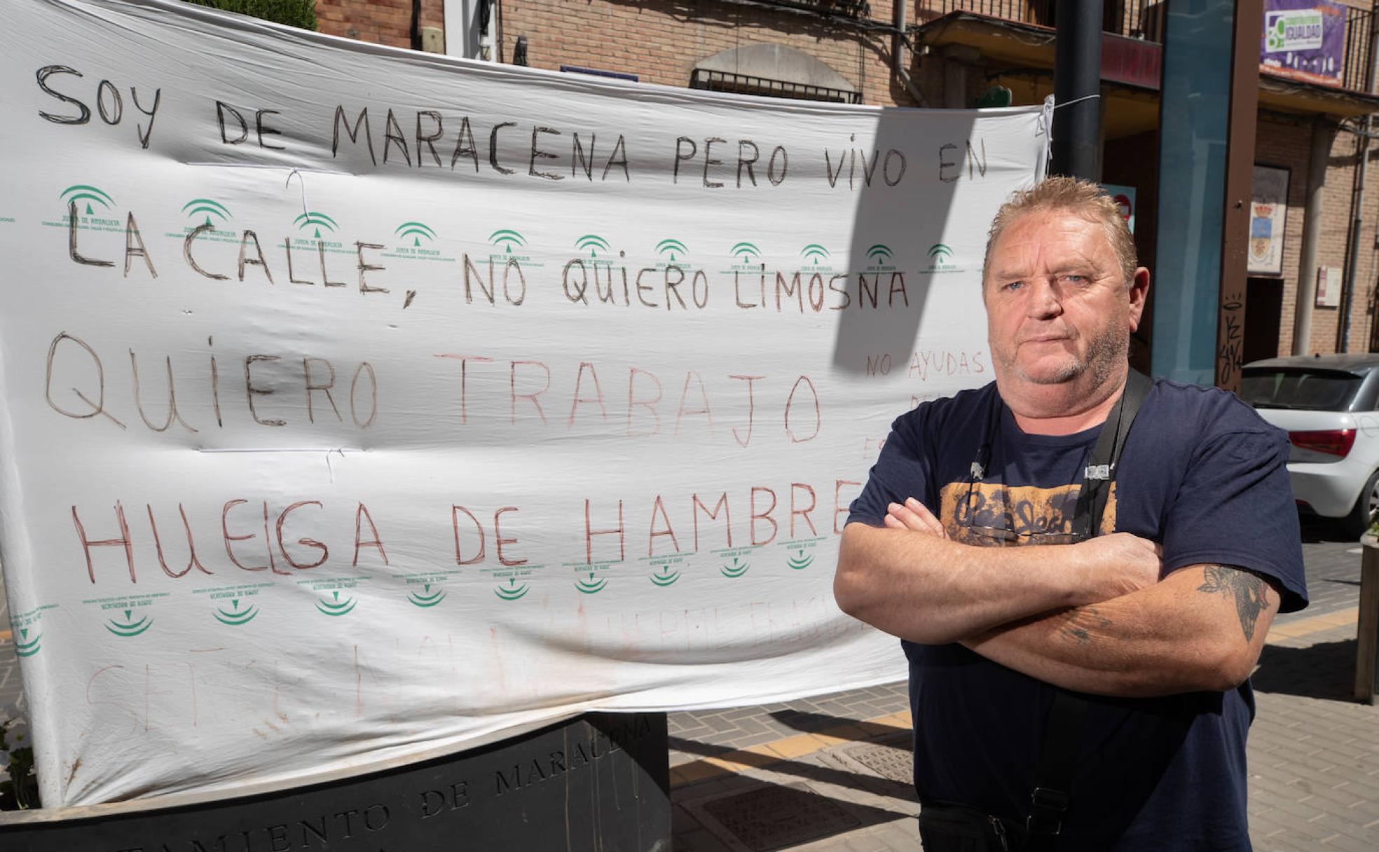 Avelino Gutiérrez lleva nueve días en huelga de hambre frente al Ayuntamiento de Maracena.