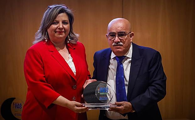 Ana María Gutiérrez, colaboradora del suplemento Gourmet de IDEAL, entrega el premio al propietario del Braserito, Francisco Ruiz.