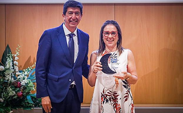 El vicepresidente de la Junta, Juan Marín, entrega el premio a la cocinera del Damasqueros, Lola Marín.