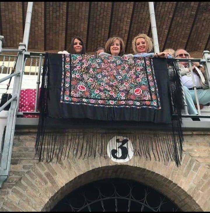 Eva, su madre Carmen y una prima, en el banconcillo de la controversia durante un Corpus. 