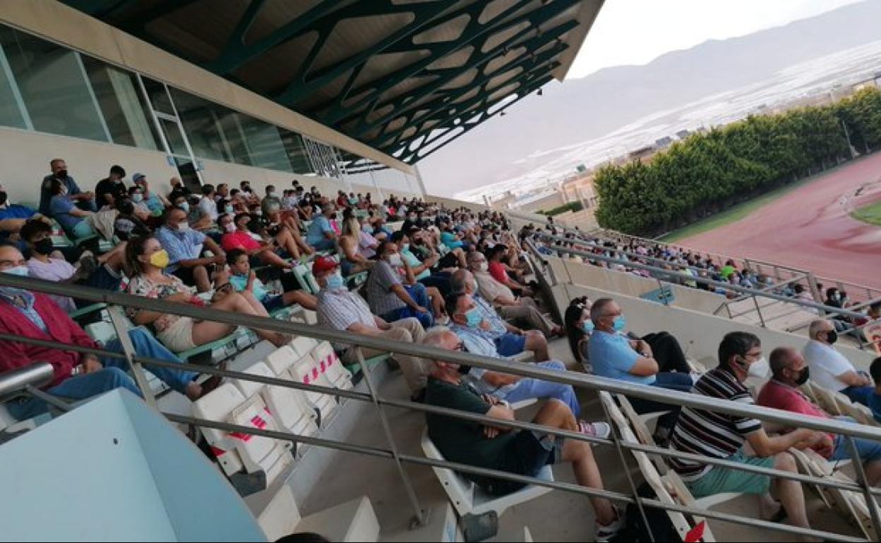 La afición ejidense a la espera de noticias de fichajes del proyecto celeste para la próxima Liga.