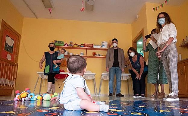 Las madres que pueden desgravarse hasta 1.000 euros en la Renta por la guardería