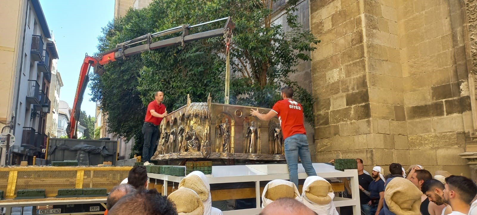 Montaje de la nueva parihuela de la procesión del Corpus.