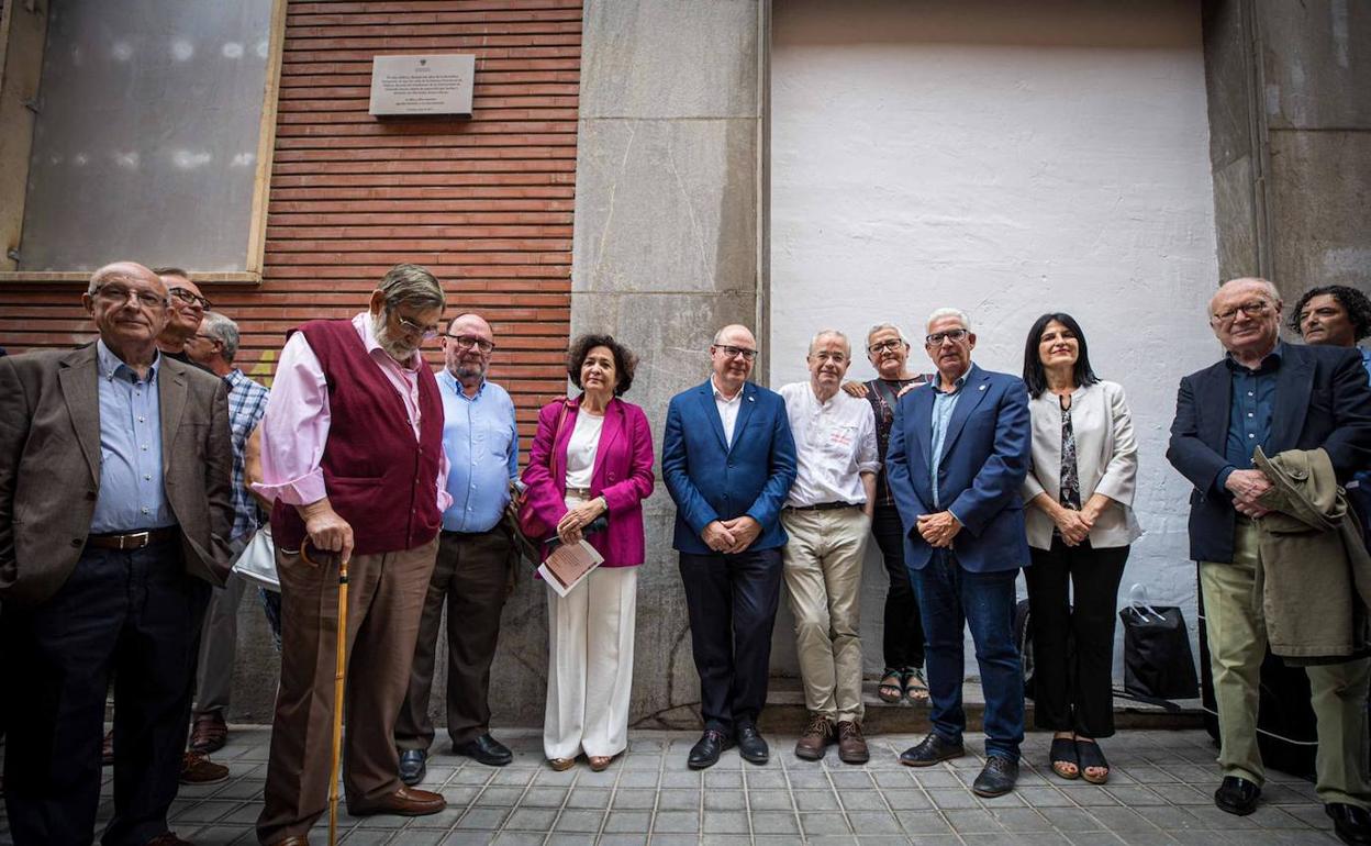 La rectora, junto a tres de sus antecesores, presidió el acto de colocación de la placa.