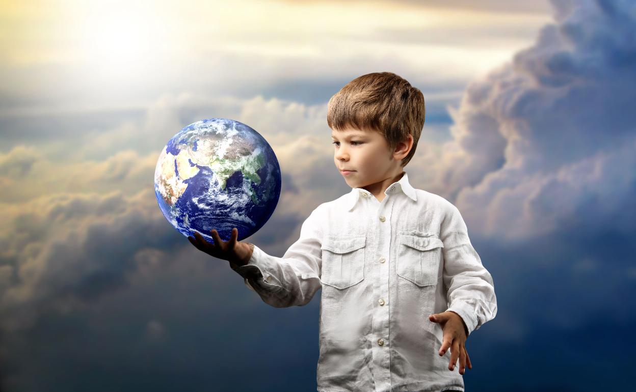 Niño observando un globo terráqueo.