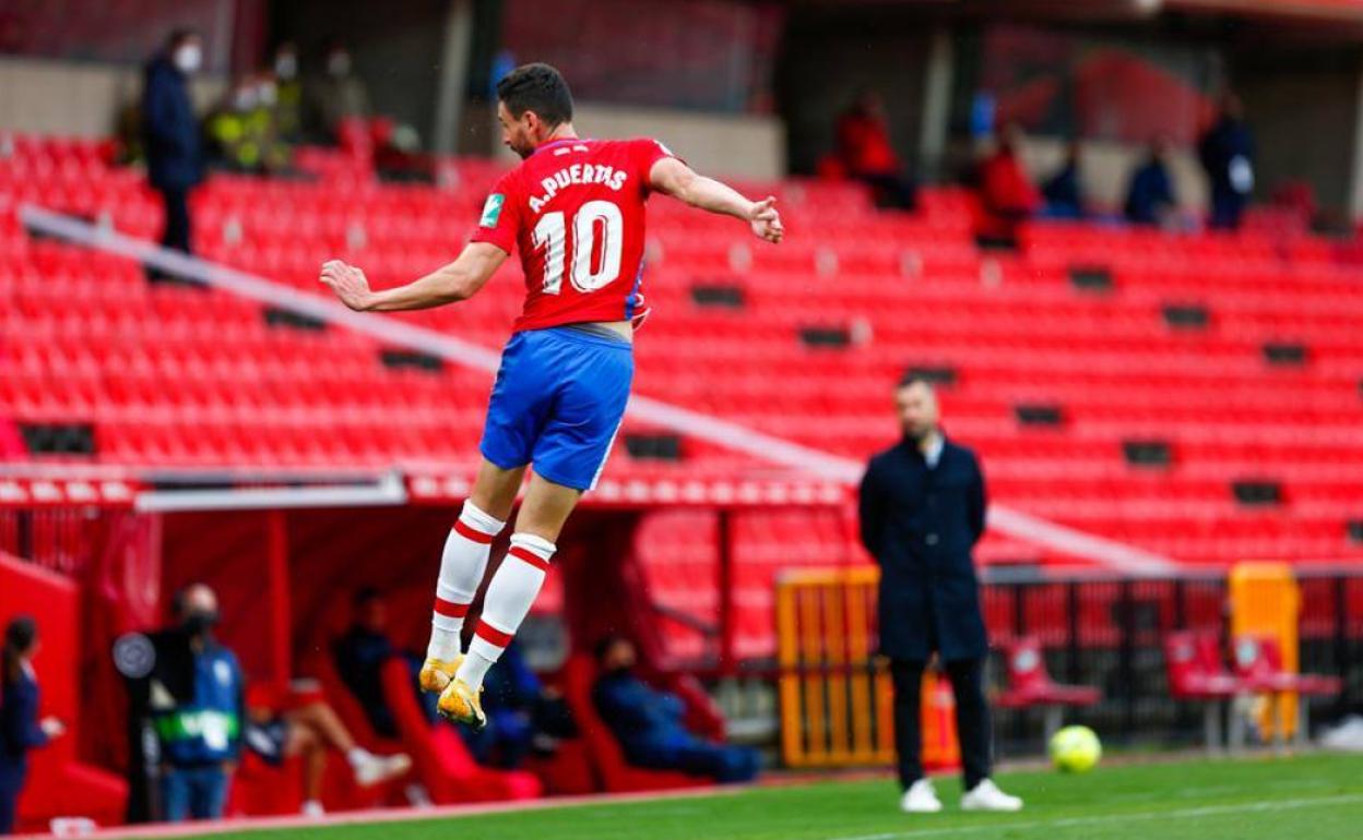 Puertas salta bajo la atenta mirada de Diego Martínez en el último partido de aquel curso 2020-21. 