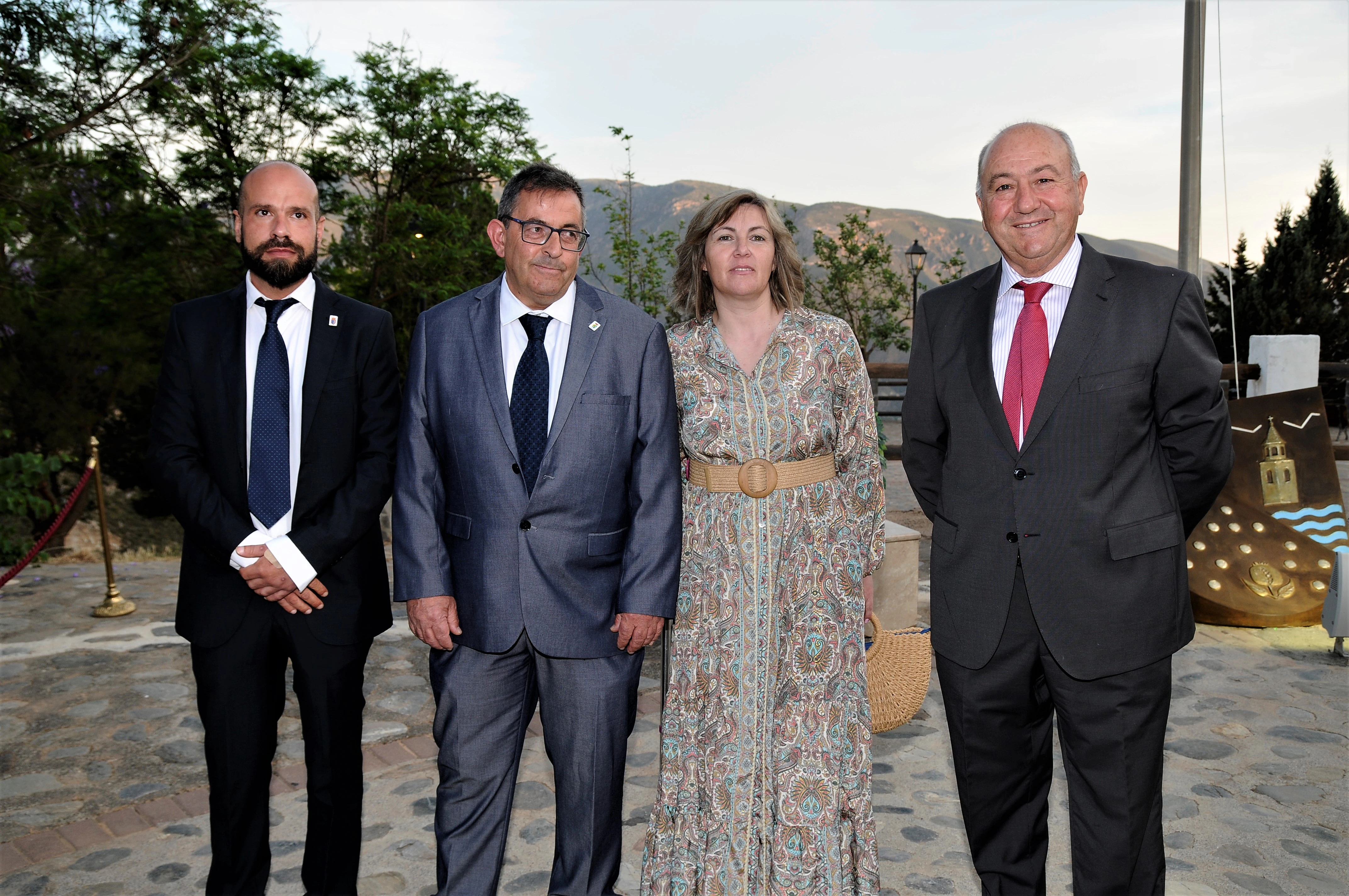 El MADOC asiste al acto de colocación de una Bandera de España en el mirador del municipio alpujarreño