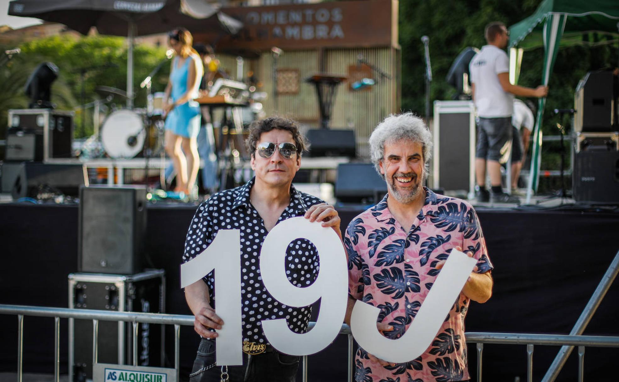 Paco Burgos y Nani Castañeda ante el escenario de los conciertos de Distrito Sonoro.