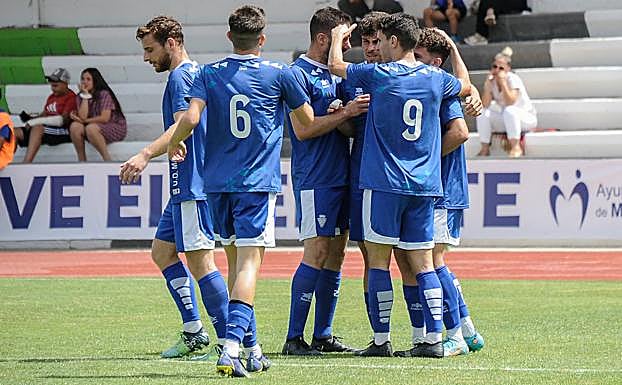 Celebración de gol en el Maracena-La Cañada. 