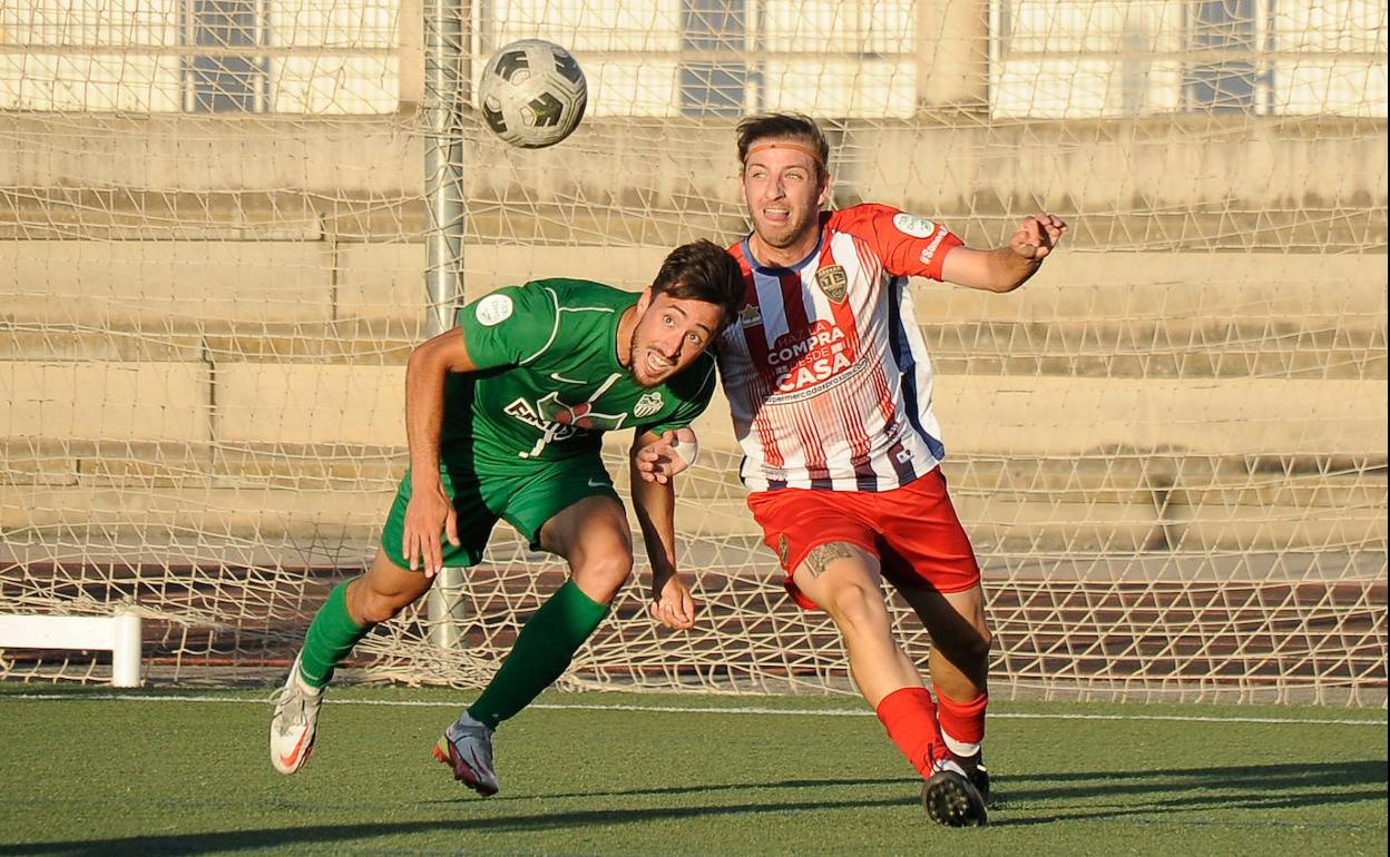 Uno de los duelos que se vivieron en Atarfe, con el Arenas buscando el ascenso. 