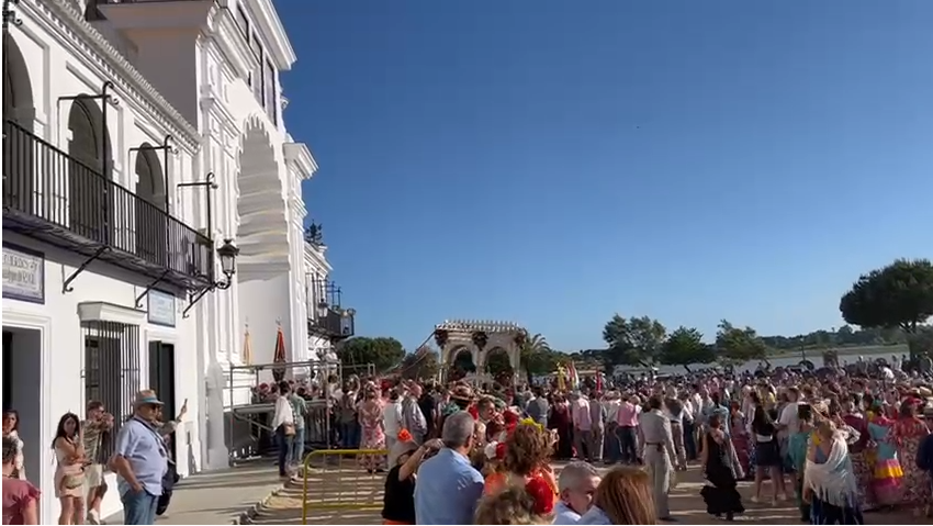 La Hermandad de Granada hace su presentación ante la Virgen del Rocío