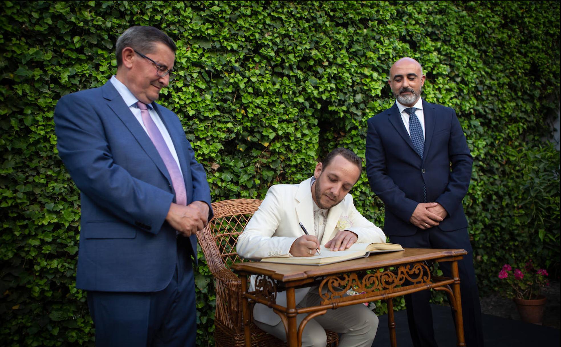 Manuel Liñán, de blanco Federico, firma en el libro de honor del Museo Casa Natal ante la mirada de José Entrena yJosé Manuel Molinos. 