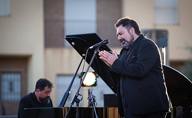 Antonio Campos (cante) y Pablo Suárez, en el acto de ayer. 