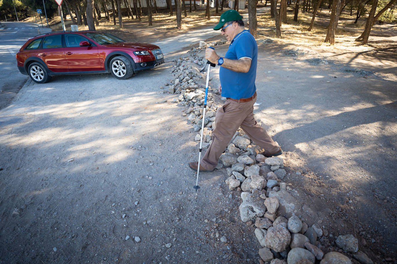 Un hombre pasa por encima de esta muralla anticaravanas.