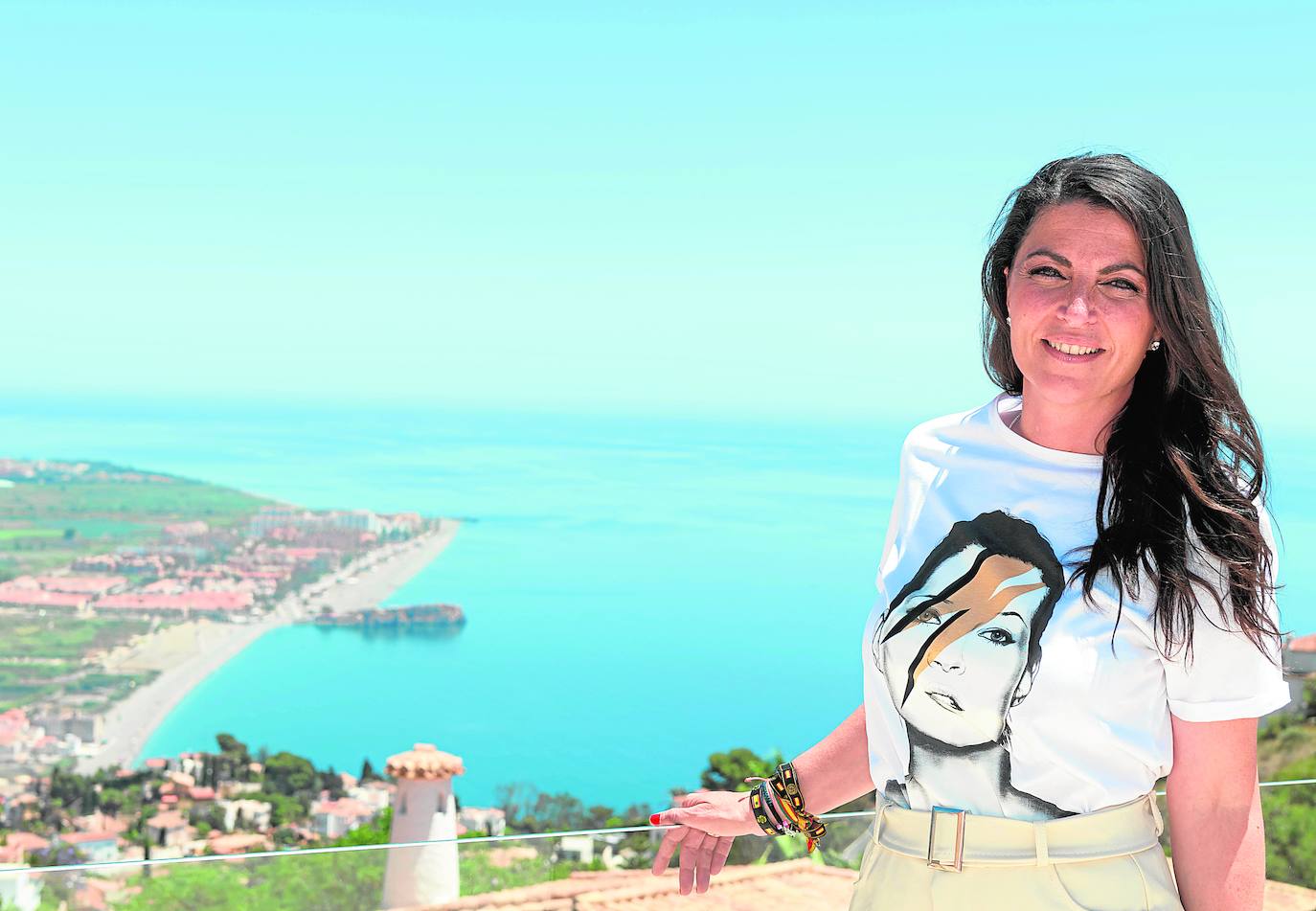 Macarena Olona, el martes, con Salobreña de fondo. 