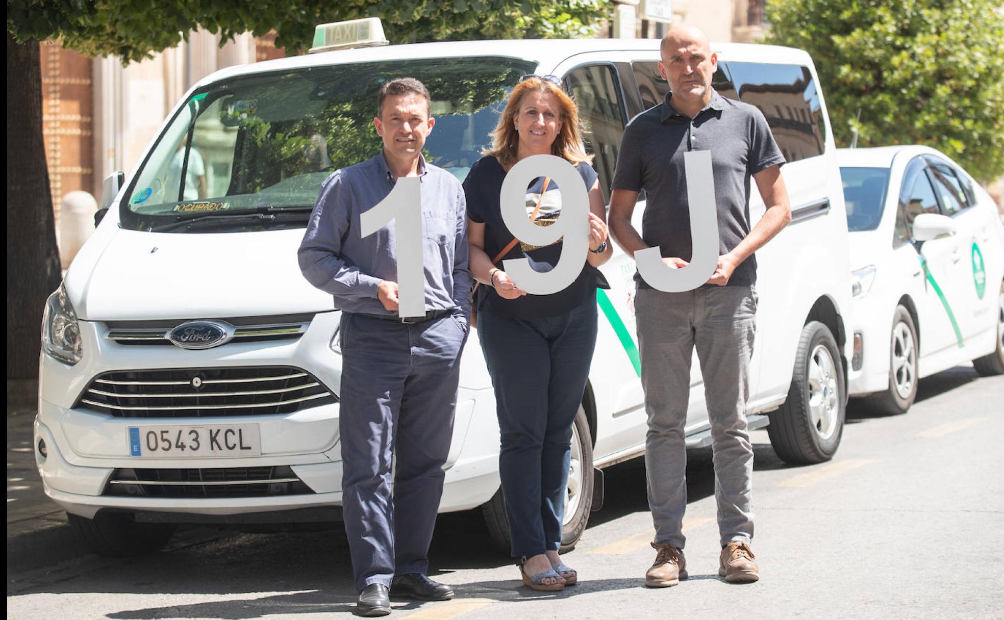 Manuel, Pilar y Juani son compañeros de trabajo en el taxi.