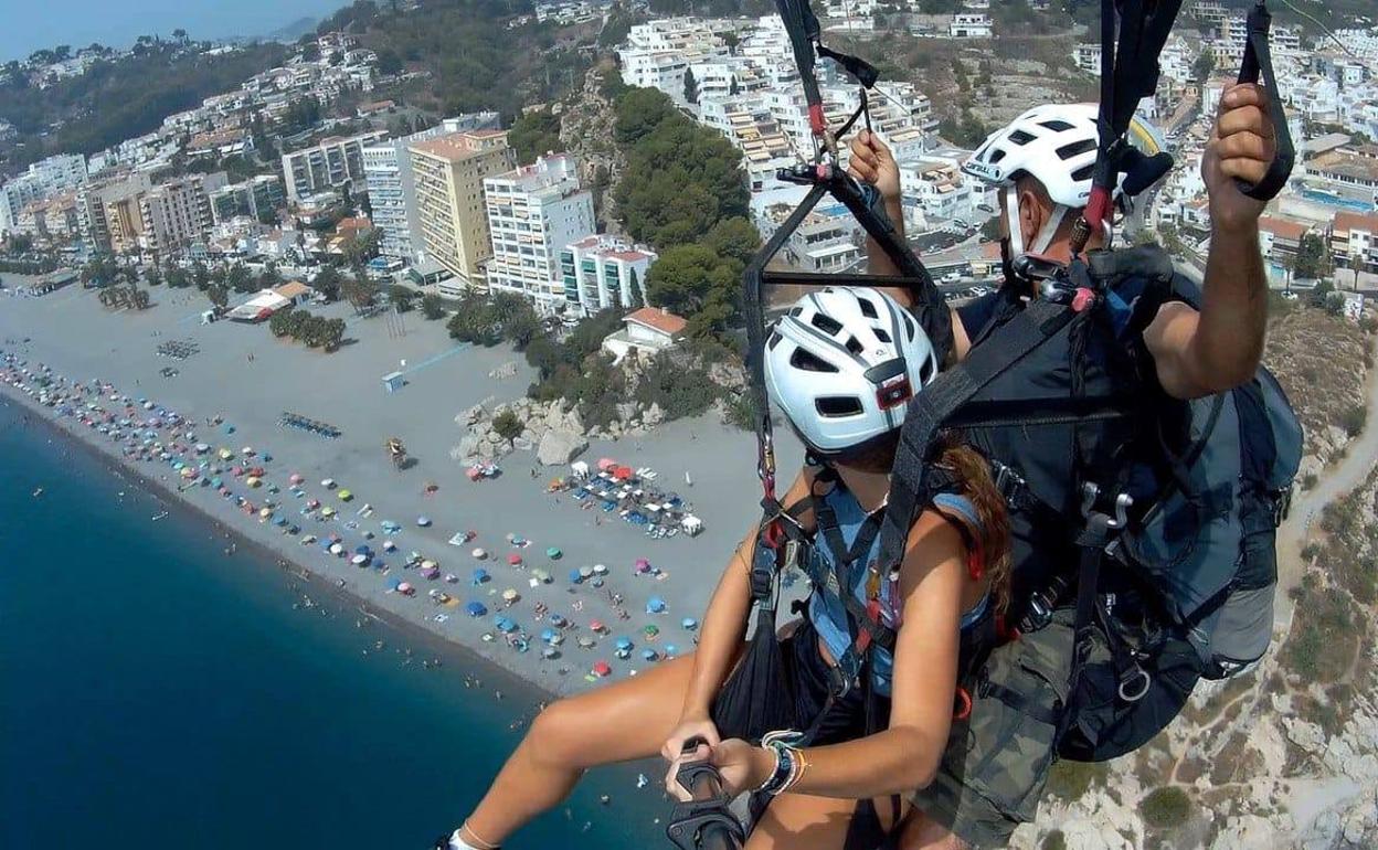 Prohíben la práctica del parapente en las playas de Almuñécar durante el verano después de 35 años
