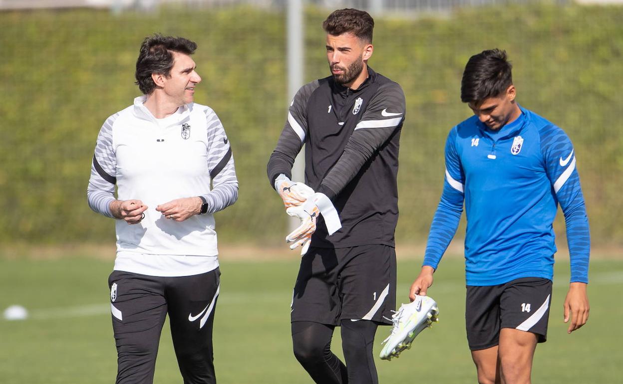 Aitor Karanka conversa con Luís Maximiano antes de un entrenamiento. 