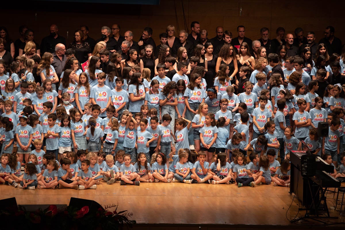 Los alumnos de Iniciativas musicales, sobre el escenario.
