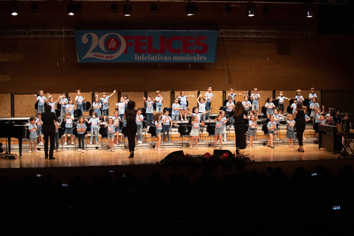 Los alumnos de Iniciativas musicales, sobre el escenario.