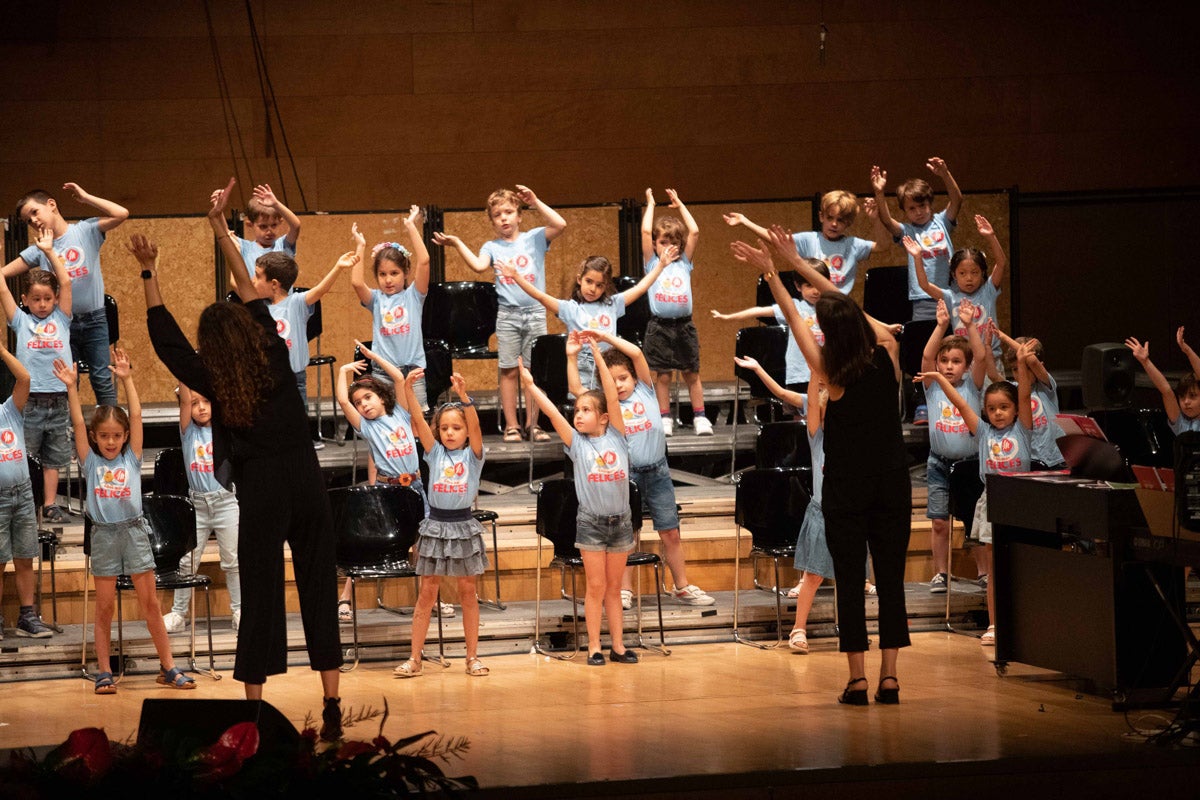 Los alumnos de Iniciativas musicales, sobre el escenario.