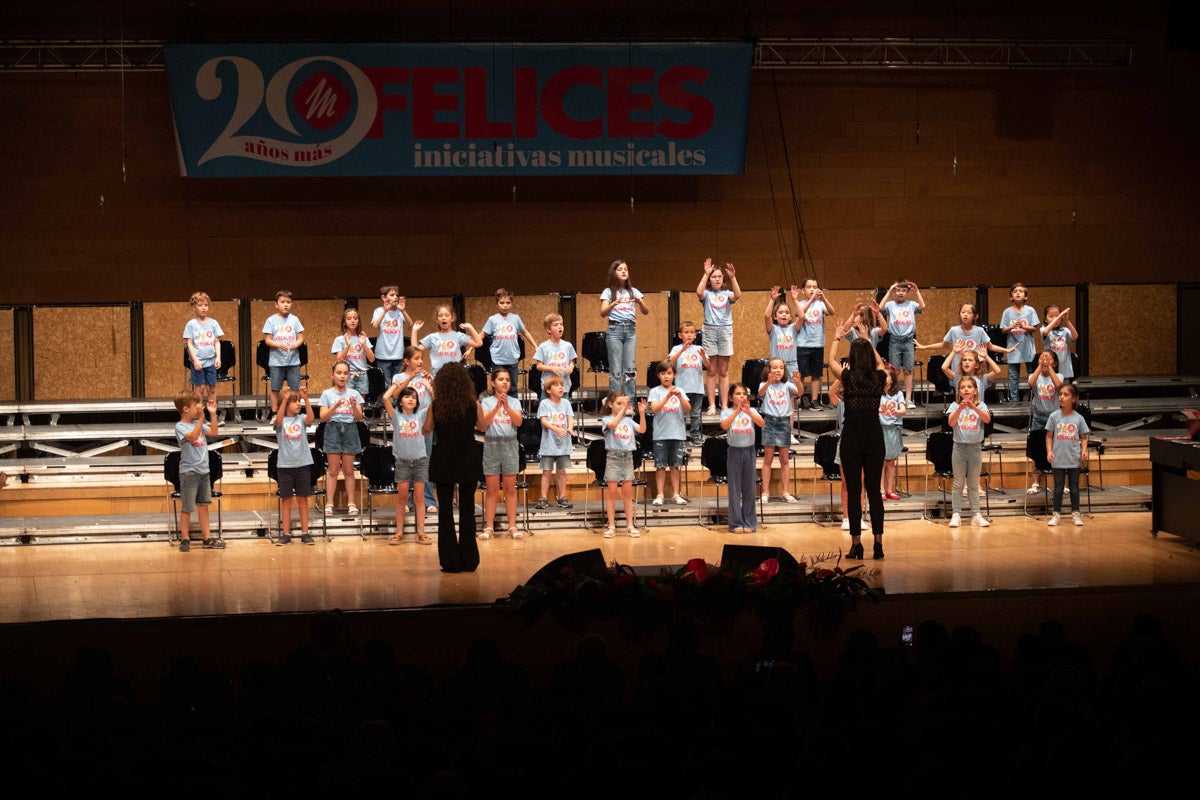 Los alumnos de Iniciativas musicales, sobre el escenario.
