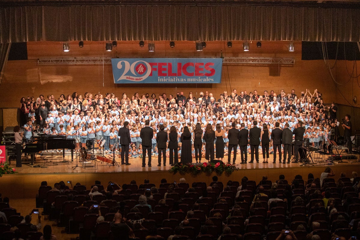 Los alumnos de Iniciativas musicales, sobre el escenario.