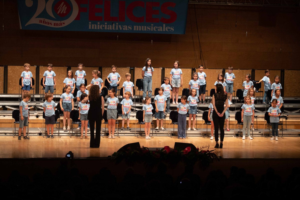 Los alumnos de Iniciativas musicales, sobre el escenario.